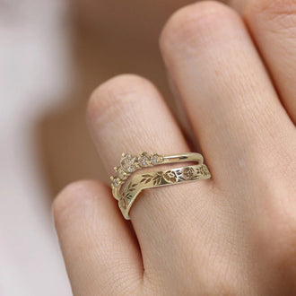 Elegant og enkel ring med kransdesign