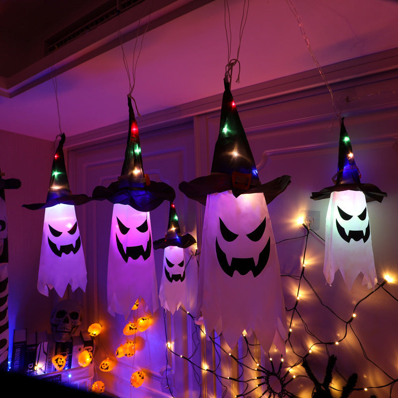 Opphengt, lysende og glødende heksehatt til halloween