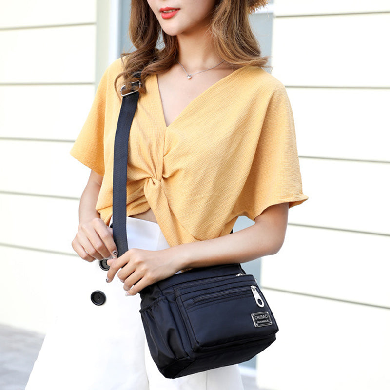 Crossbody-veske i flerlags nylon for kvinner
