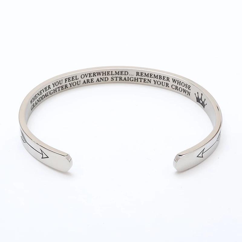 Justerbart armbånd med gravert melding