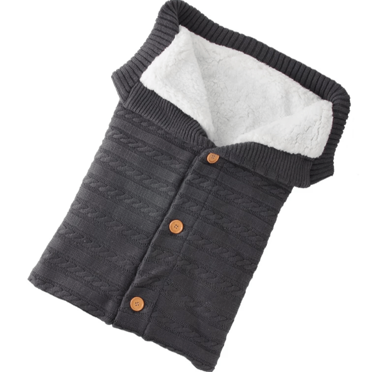 Strikket sovepose for baby med knapping foran