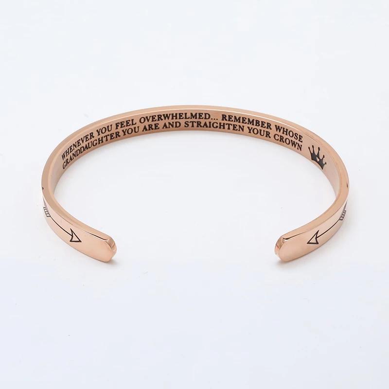 Justerbart armbånd med gravert melding