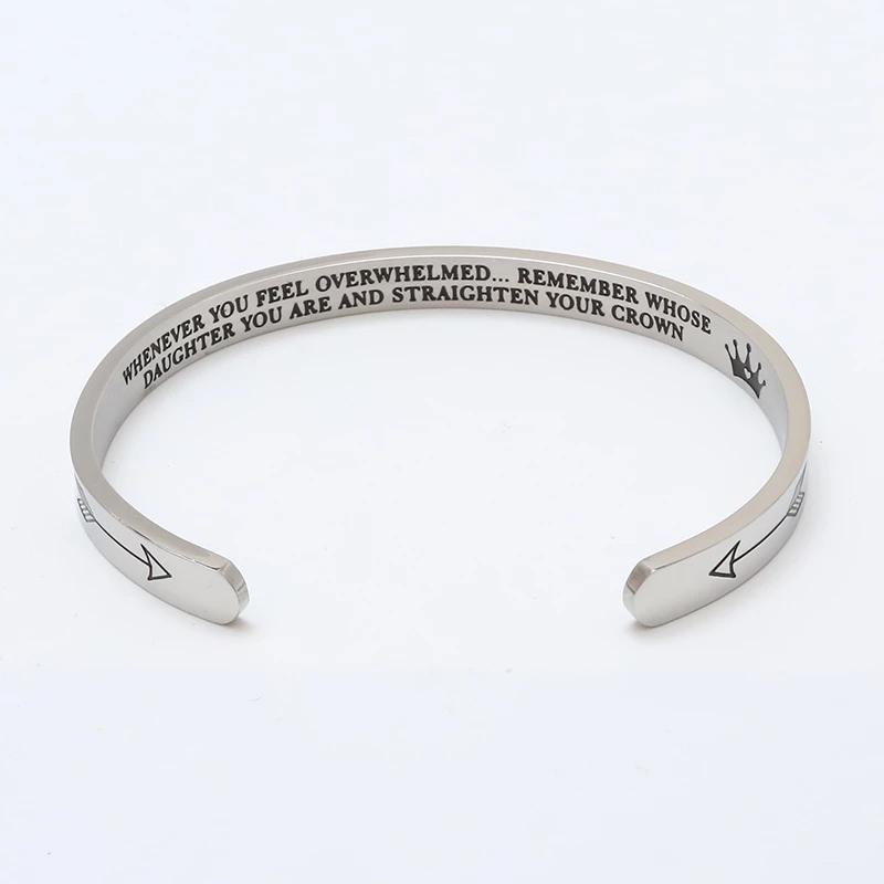 Justerbart armbånd med gravert melding