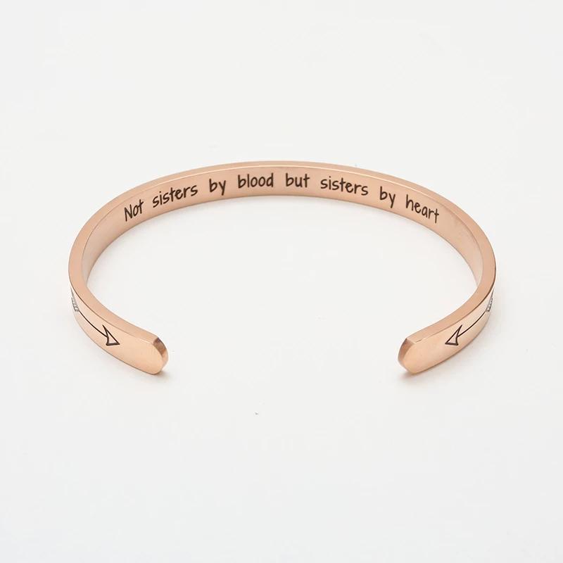 Justerbart armbånd med gravert melding