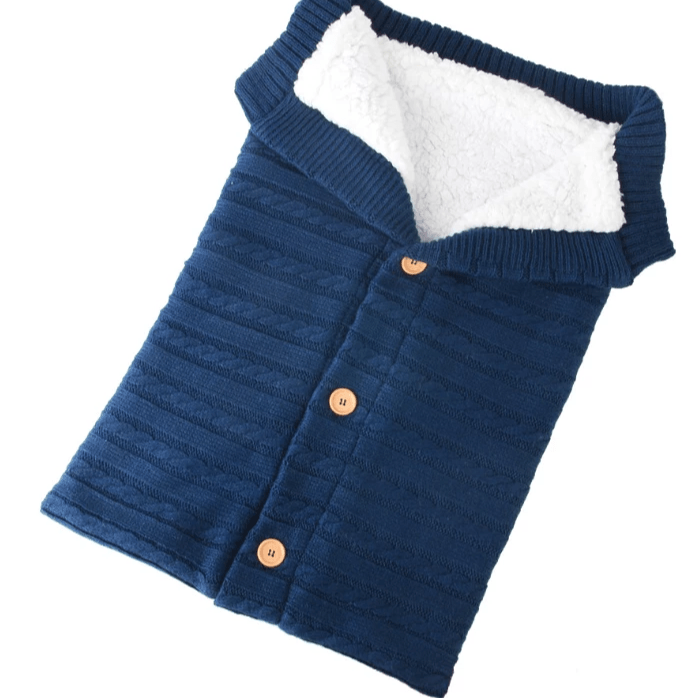 Strikket sovepose for baby med knapping foran