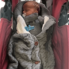 Strikket sovepose for baby med knapping foran